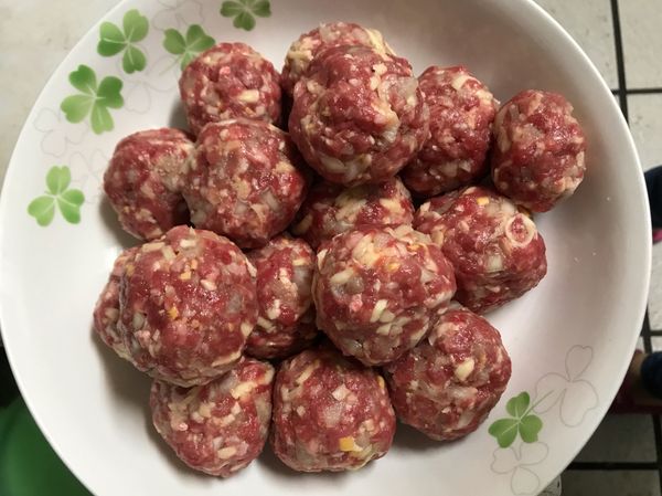 1.花椰菜川燙後撈起備用
2.洋蔥切碎，與牛絞肉、米酒、乳酪絲、鹽、橄欖油、雞蛋等混合後，取適量於掌心捏緊成球狀。