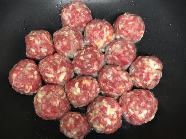 1.取適量椰子油，熱鍋
2.將丸子下鍋後將表面煎至變色
3.翻面時小心，避免丸子散掉