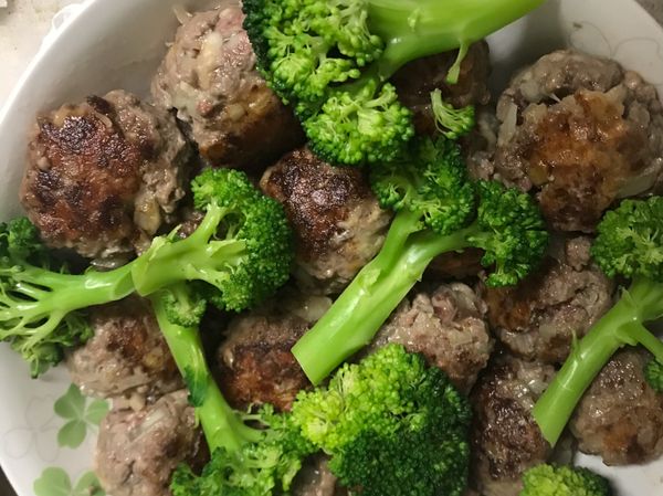 1.起鍋後將步驟1中川燙好的花椰菜擺上
2.peeta葛格的版本在起鍋前有加入蕃茄罐頭，更接近義式風味，本版本則省略。（因為忘了買）