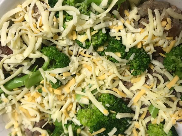 將乳酪絲放上，可視個人喜好調整用量