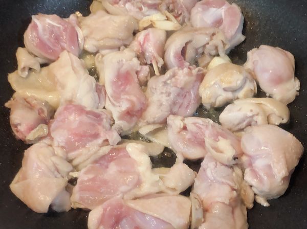 鍋熱直接放入雞肉