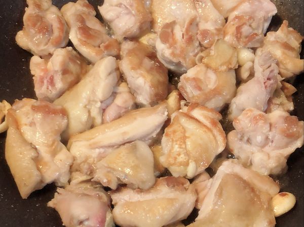 加入薑片、蒜頭拌炒至兩面為焦