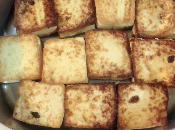 底層鋪好煎好的豆腐