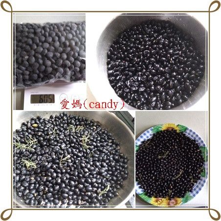 黑豆洗淨瀝乾，炒鍋不放油把黑豆放入炒菜鍋裡,以中小火慢慢翻炒，炒的時候會聽到像爆米花一樣霹哩趴啦的聲響，表示豆子慢慢熟了，炒到每顆豆子都有裂開且上色就可以了，快速吹涼裝罐，饗食部份用小罐裝取用方便，也不易受潮。