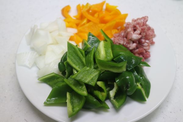 準備材料,甜椒. 青椒. 洋蔥切塊