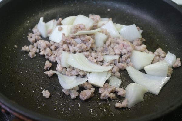 再把洋蔥塊下鍋炒