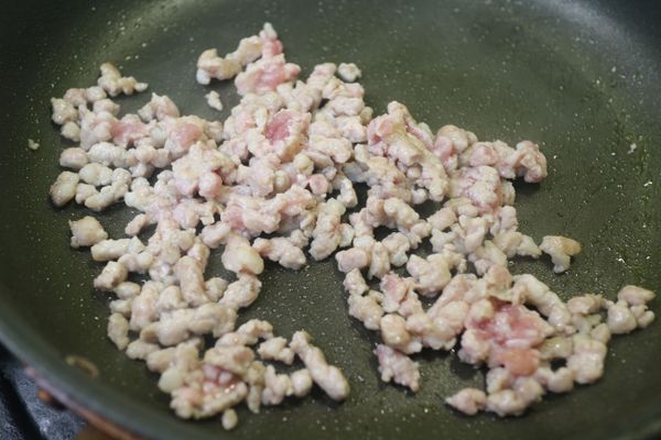 把絞肉炒香到反白