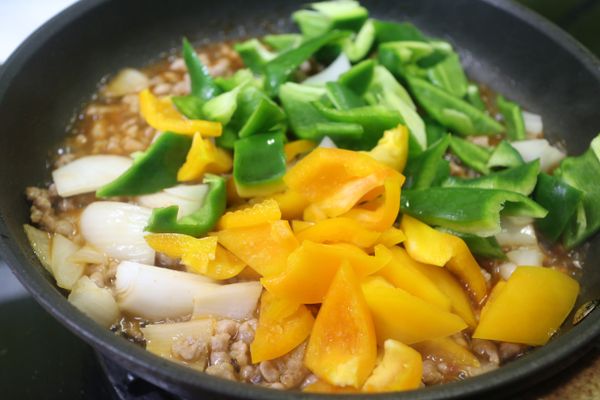 再把甜椒/青椒塊 下鍋炒軟