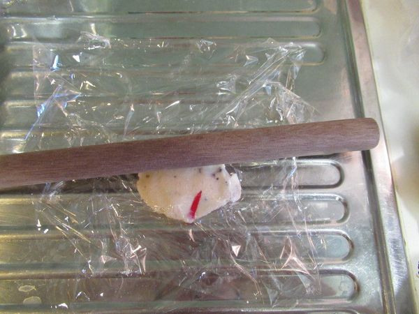 醃料都拌勻,鋪保鮮膜上,再拿一張保鮮膜蓋.用麵棒幹適當大小.