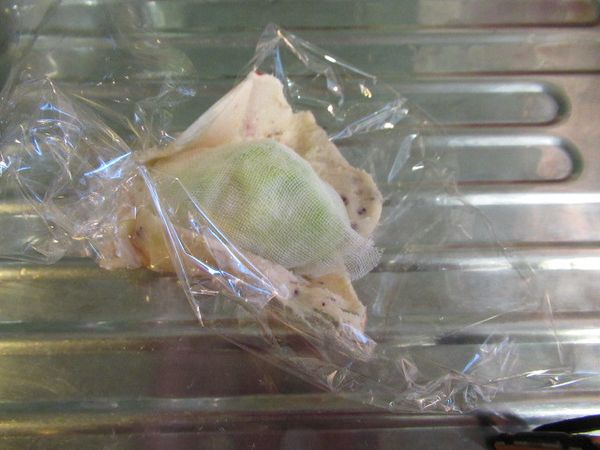 一張保鮮膜慢慢脫,拿沾醃料的連同保鮮膜包括步驟1.此時一定榨菜全表面沾醃料.