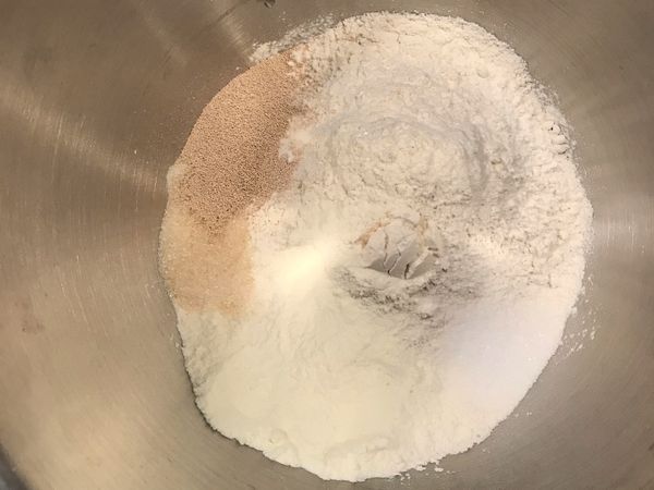 食材秤好,除了奶油以外的麵糰材料放入攪拌盆中