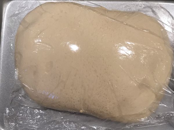 第一次發酵-放入溫暖處60分鐘至兩倍大.
手指沾粉戳洞不回彈.