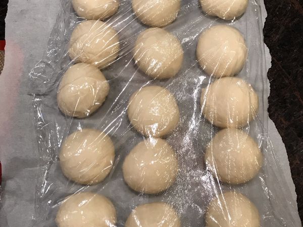 將麵糰分割成每顆55g,並滾圓排氣後,用保鮮膜蓋住休息10分鐘.
*若表面有點乾可以噴一點水後再蓋住.