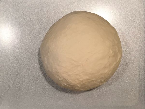 可以手揉或是機器幫忙-低速拌勻後中高速攪拌,麵糰捏起來像耳垂般軟後可以下無鹽奶油.
下奶油後低速拌勻,不時要刮缸.
奶油都被吸收後中高速攪至完全擴張有薄膜.