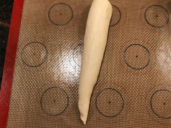 整形-將休息好的麵糰分別搓成圓錐狀.