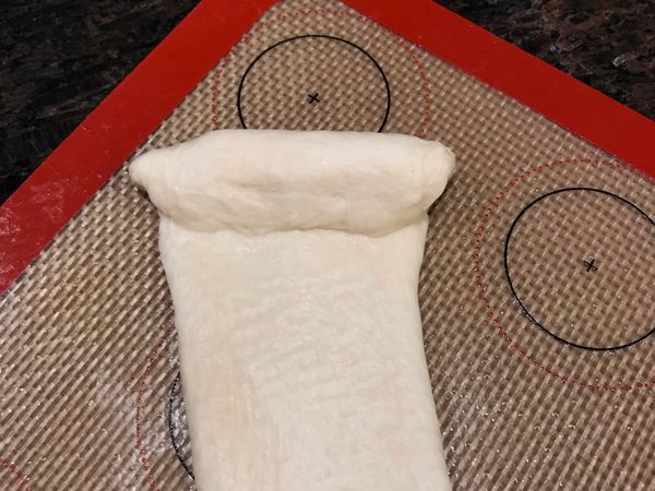 包入5g有鹽奶油後捲起.