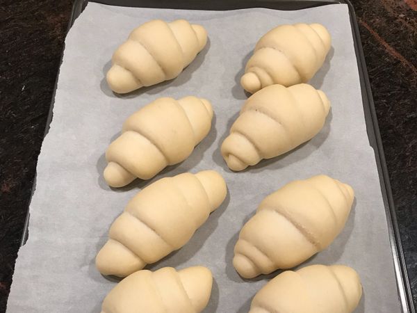 發酵完成的麵糰表面是乾燥的.
預熱烤箱340F.