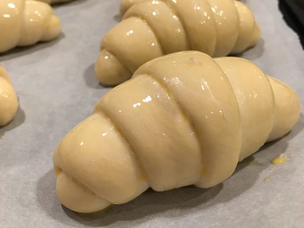 在麵糰上放上一點點的鹽巴(一點點一點點就好不然麵包會太鹹)