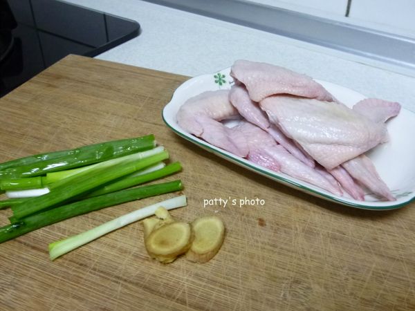 雞翅洗淨。蔥切段、薑切片。