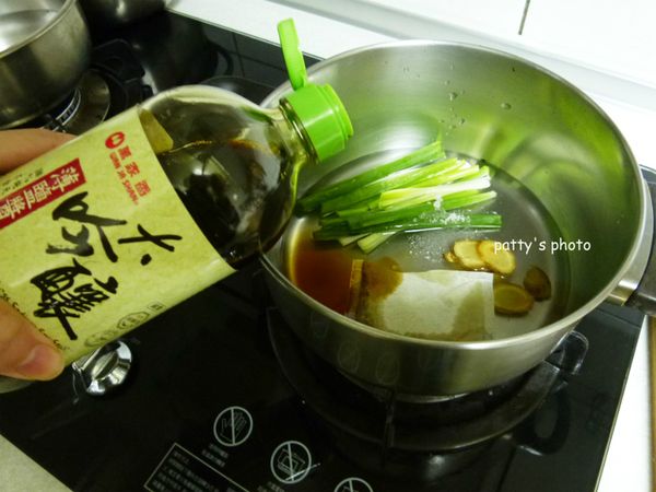 將水、米酒、蔥段、薑片、滷包、冰糖和大吟釀薄鹽醬油全放進鍋內，以中火煮至滾。