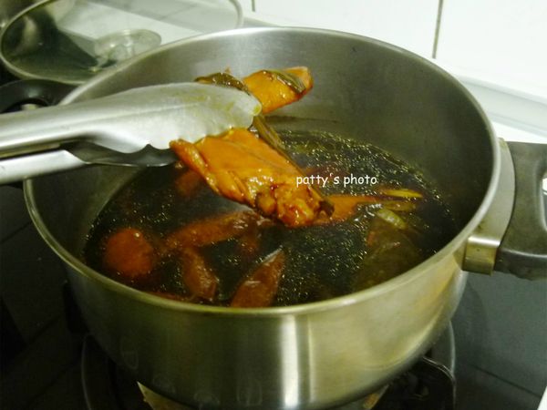 當雞翅上色，雞肉熟時，就可盛盤。