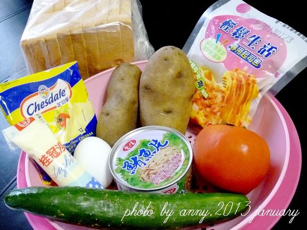 備齊食材~洋芋切片用電鍋蒸熟，備用~