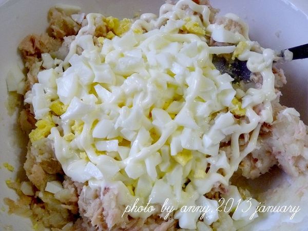 首先打開鮪魚罐頭，切記一定要把油濾掉。水煮蛋切小粒，取一大碗加入[鮪魚沙拉]全部材料~