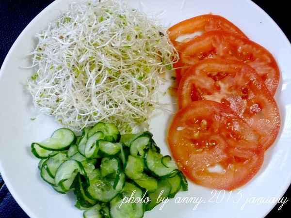 利用烤土司的時間~將蕃茄切片，小黃瓜切片用糖醃10分鐘出水去青，瀝乾後用冷開水洗過擰乾，備用~