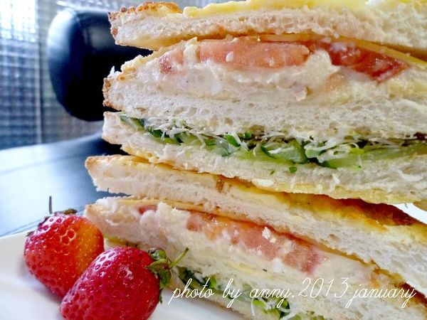 將堆疊好的三明治切成適當大小即可~吃早餐囉!!