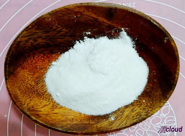 先將白米磨成粉，可以用磨咖啡豆的機器磨粉。也可買市售的蘿蔔糕粉。