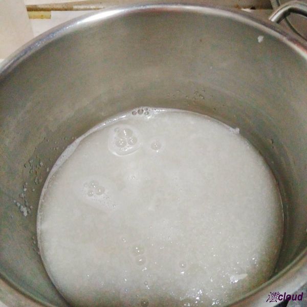 水、米粉與炒過的豬絞肉一同倒入鍋中，開小火煮