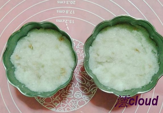 粉漿倒入布丁杯中，抹平。放入電鍋中，外鍋放一杯水，電鍋跳起後可拿出放涼，再放入冰箱中冷藏定型。