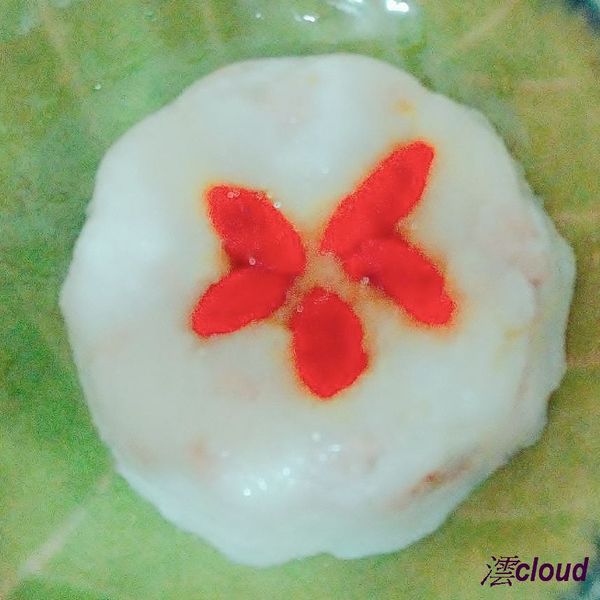 冷藏後的蘿蔔糕會變得較硬，此時就可拿出脫模。