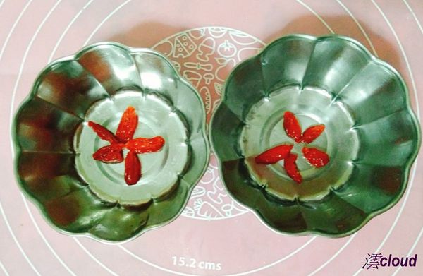 將泡過水的枸杞放在布丁杯的底部，布丁杯要抹油較好脫模