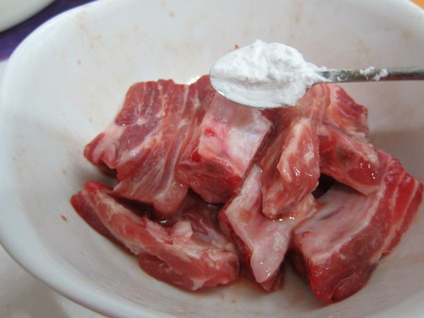 再入[粉料]，繼續抓勻後備用。