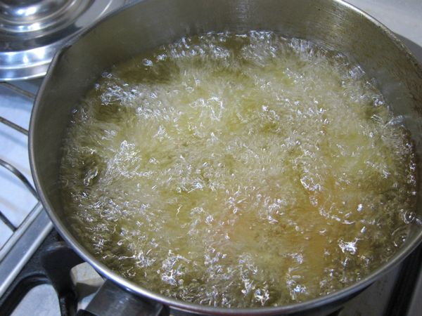 油鍋中火約140℃，將小排放入慢炸5分鐘，最後開大火逼油後起鍋瀝油。