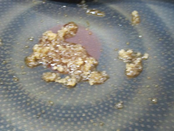 乾鍋放入糖20g，中小火加熱慢炒，至糖融化變成糖液。