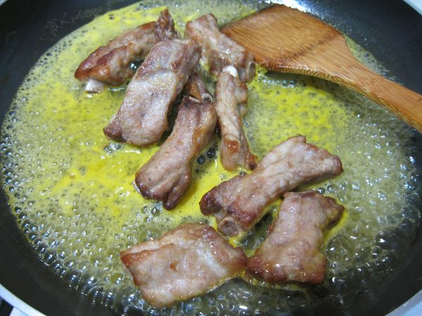 倒入[醬汁]部分，與糖液融合煮開，續放入小排燒煮收汁至適當起鍋。