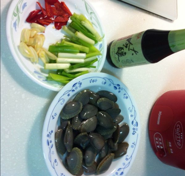 吐過沙的海瓜子洗淨濾水, 九層塔洗淨摘去老梗，辣椒切片備用