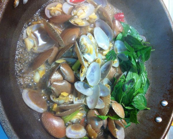 加入［醬料］至海瓜子開口後，放入九層塔拌勻