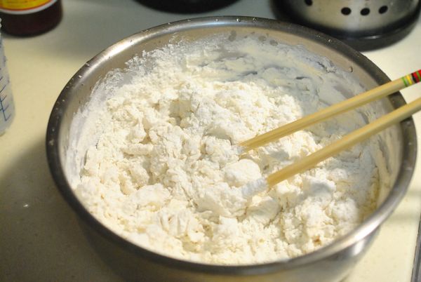 中筋麵粉與塩,溫水,豬油混合均勻.