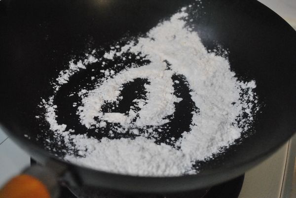 酥油:低筋麵粉乾鍋炒至麵粉變黃,有香味