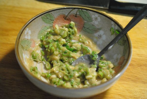 混入炒過的低筋麵粉,豬油,塩,白胡椒粉及蔥花,混合均勻.(酥油完成)