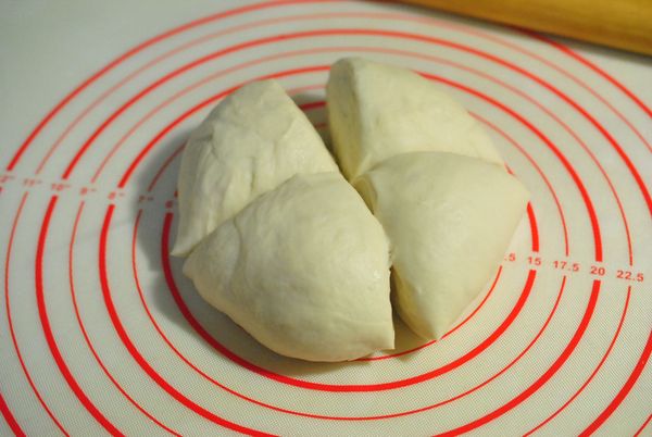 醒過的麵糰切為4等份.