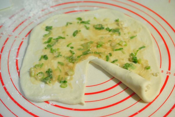 取其中一份,桿平,塗上酥油,麵糰至中心點切一刀,再由裂口處捲起,起成一個錐狀,鈍端捏緊,尖端用手掌壓一下.(再醒10分鐘)