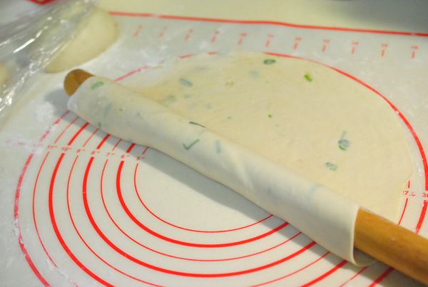 到用桿麵棍捲起,放至平底鍋內.