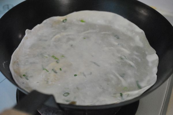 鍋內擦一層薄油,煎至表面上色.