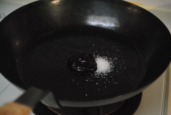 乾鍋,小火放入甜麵醬及糖,炒香甜麵醬.取出.