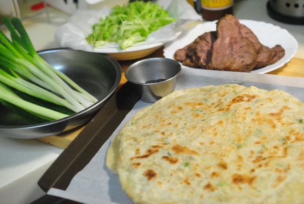 所有材料.(小黃瓜切條狀,蔥去鬚根及尾部,生菜洗淨.魯牛腱切片),魯牛腱作法:https://icook.tw/recipes/281496