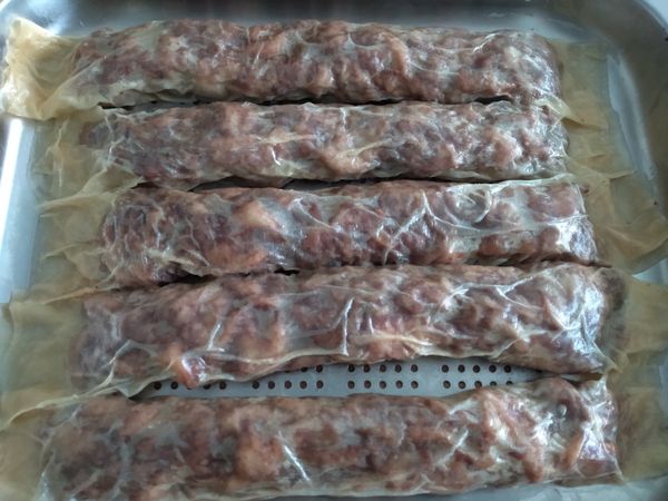 放入抹油的盤中，蒸五分鐘取出放凉。